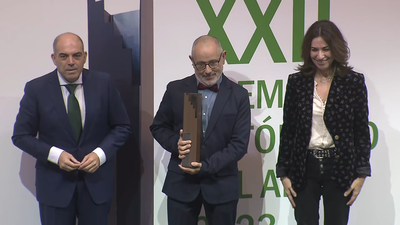 Javier Peña recoge el Premio Autónomo del Año, en la categoría Medio de Comunicación, por el programa ‘Madrid trabaja’ de Onda Madrid