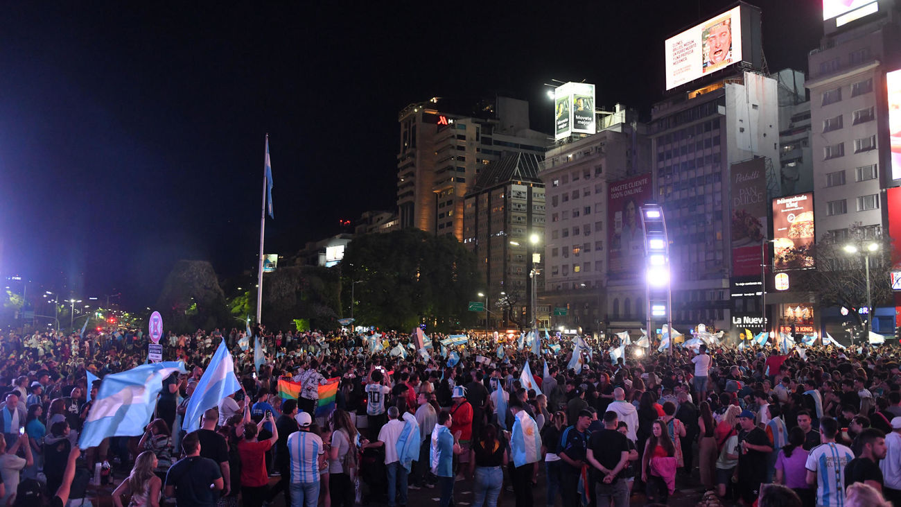 Simpatizantes de Milei celebran en las calles su elección como presidente de Argentina