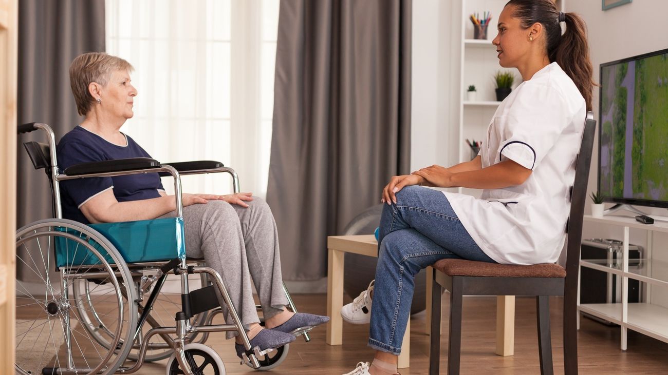 Cerca de 900 fuenlabreños se benefician de la atención domiciliaria municipal