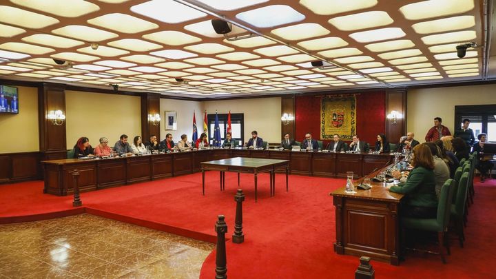 Suspenden el pleno de Móstoles tras desvanecerse un edil en su escaño
