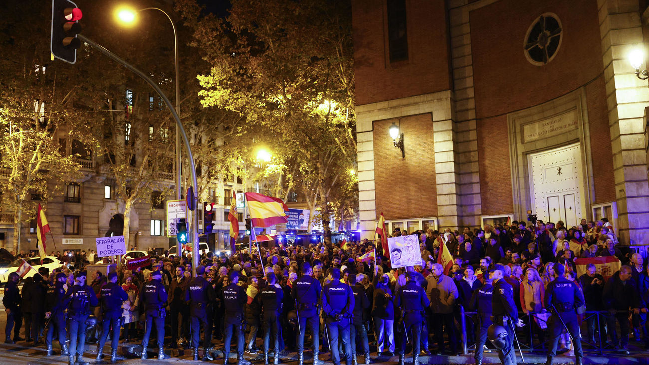 Manifestación contra la amnistía frente a la sede del PSOE en la calle Ferraz