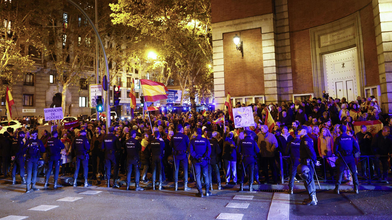 La Policía evita cortar Ferraz en la decimoctava noche de protestas contra la amnistía