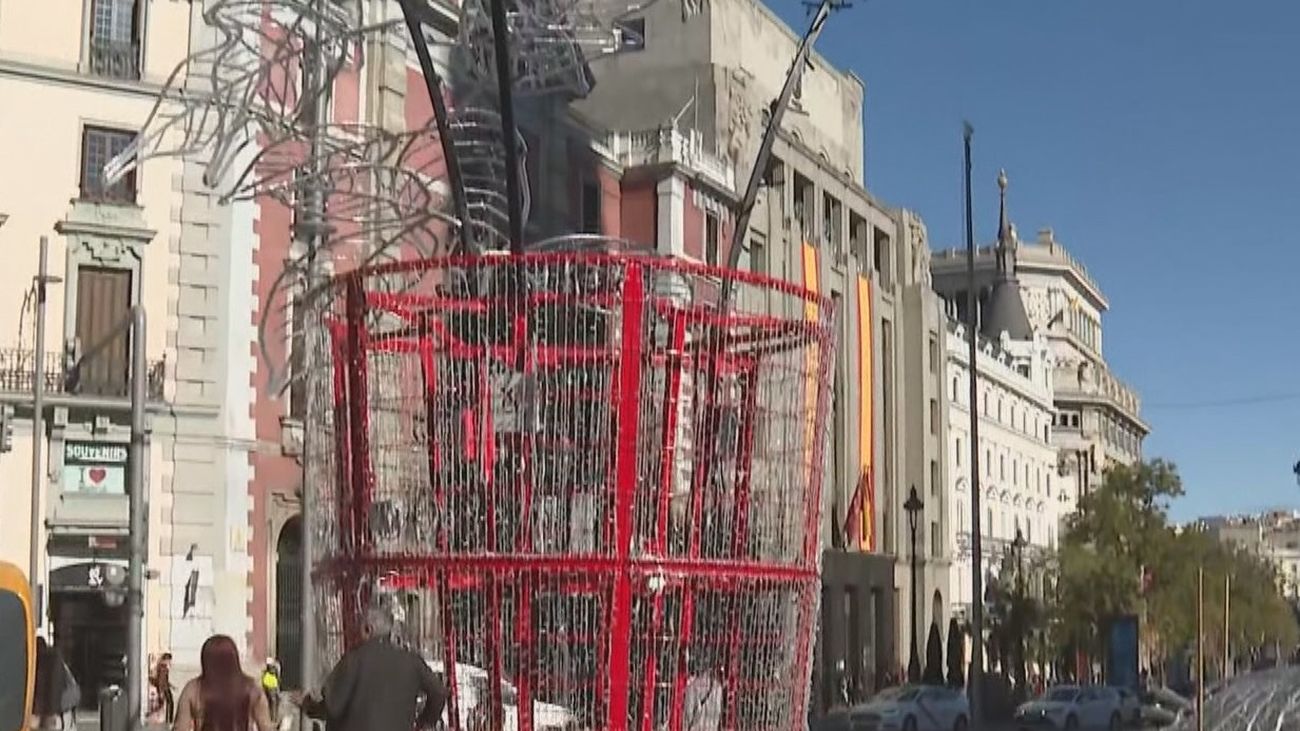 Novedades Navidad en Madrid: una enorme Flor de Pascua en la esquina de Alcalá y Gran Vía