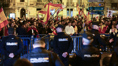 Nueva noche, y ya van 19, de protestas ante la sede del PSOE