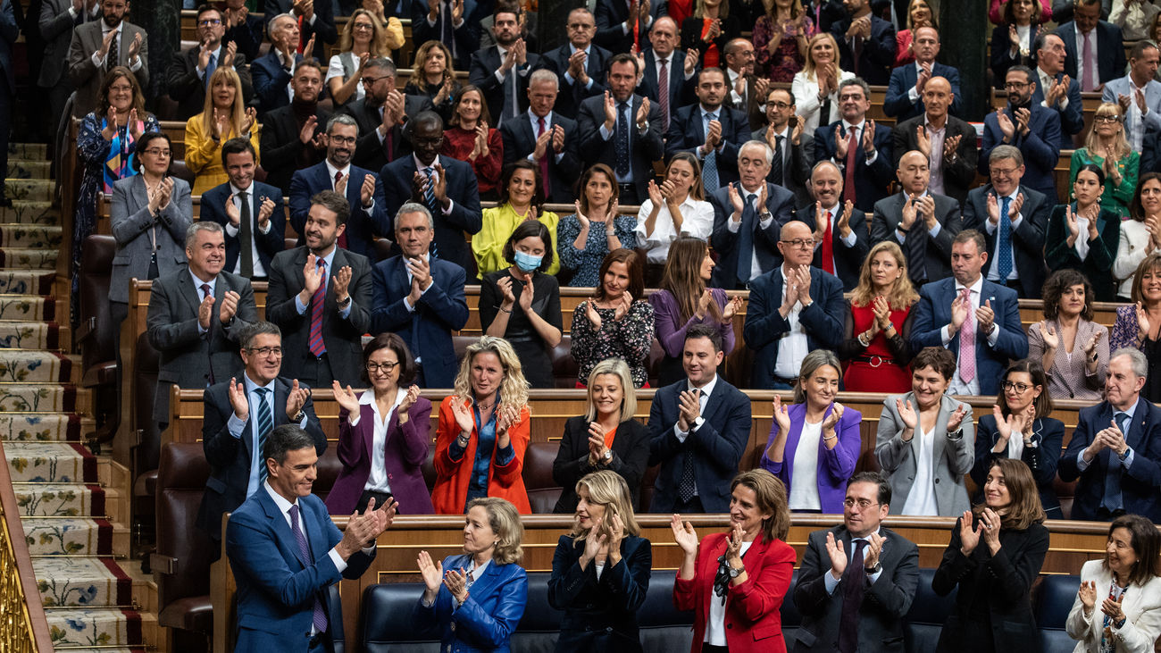 Aplausos de la bancada socialista en el Congreso a Pedro Sánchez