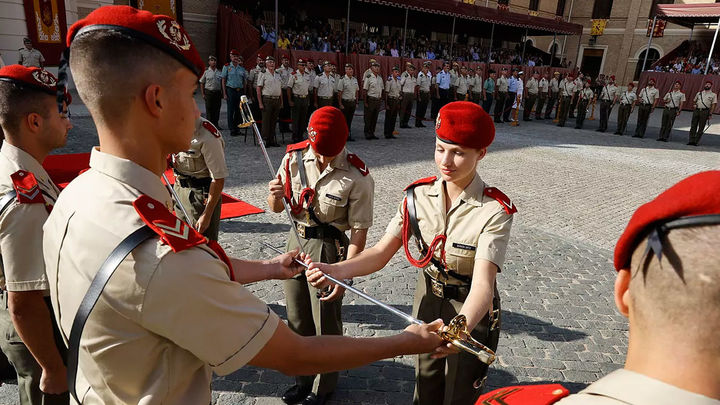 La Princesa Leonor recibe el sable de dama cadete