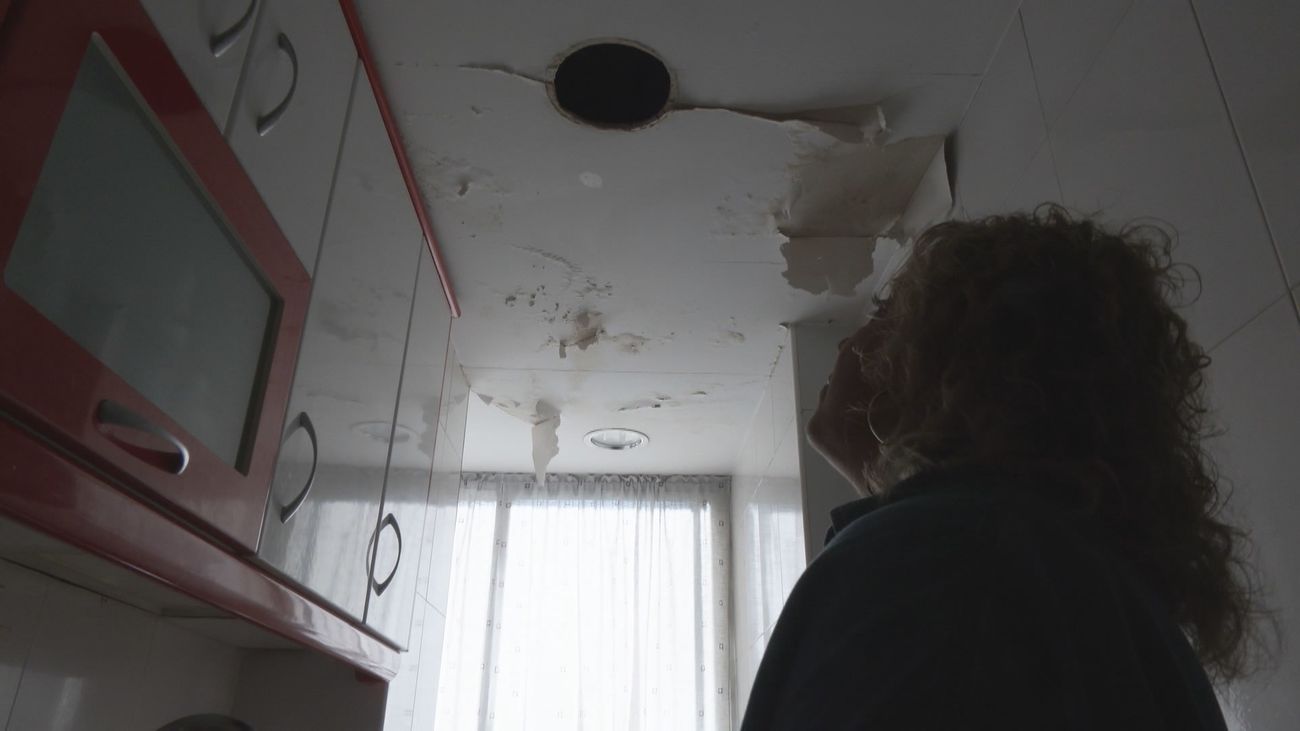 Invadida por las humedades por culpa de sus vecinos en Fuenlabrada