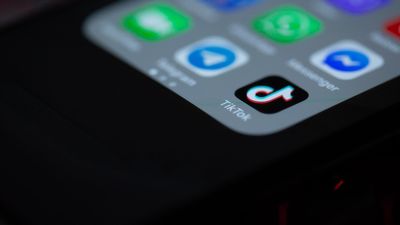 En busca de chollos en smartphones, ordenadores y portátiles en el Black Friday