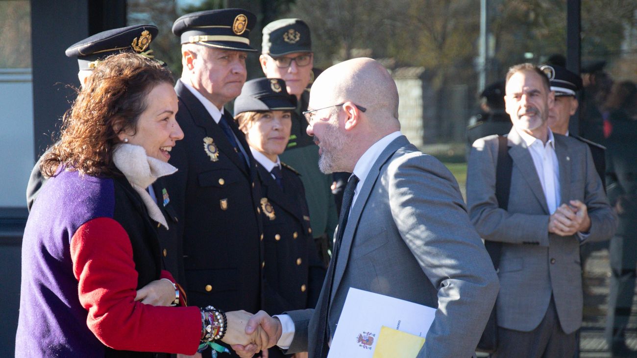 La alcaldesa de San Sebastián de los Reyes saluda al delegado del Gobierno en Madrid