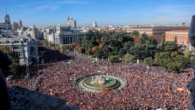 El PP lleva a su sede nacional el lema ‘España no se rinde’ con imágenes de las protestas contra la amnistía