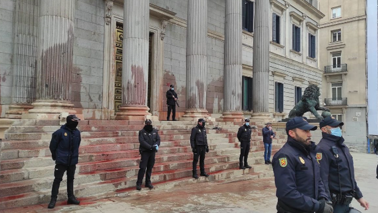 La Fiscalía pide 21 meses de cárcel para los activistas climáticos que arrojaron pintura roja contra el Congreso