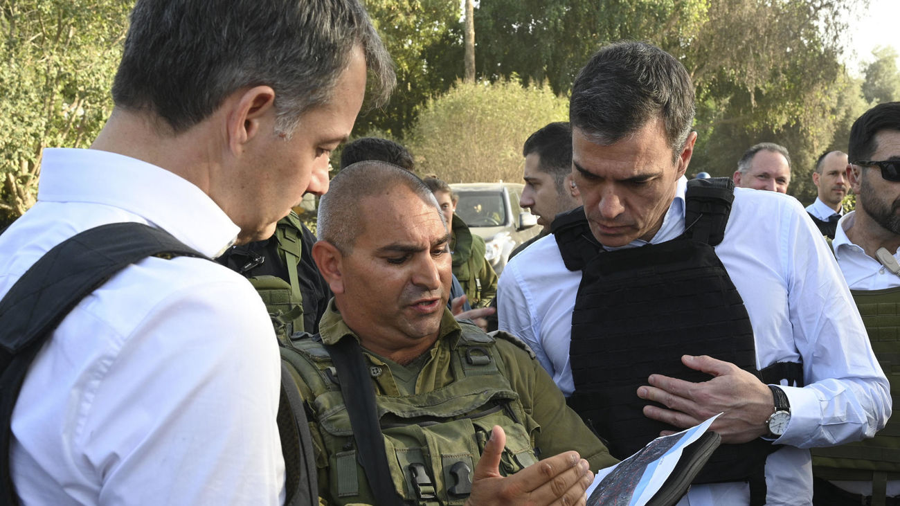 Sánchez recorre "sobrecogido" uno de los kibutzs atacados por Hamás el 7 de octubre