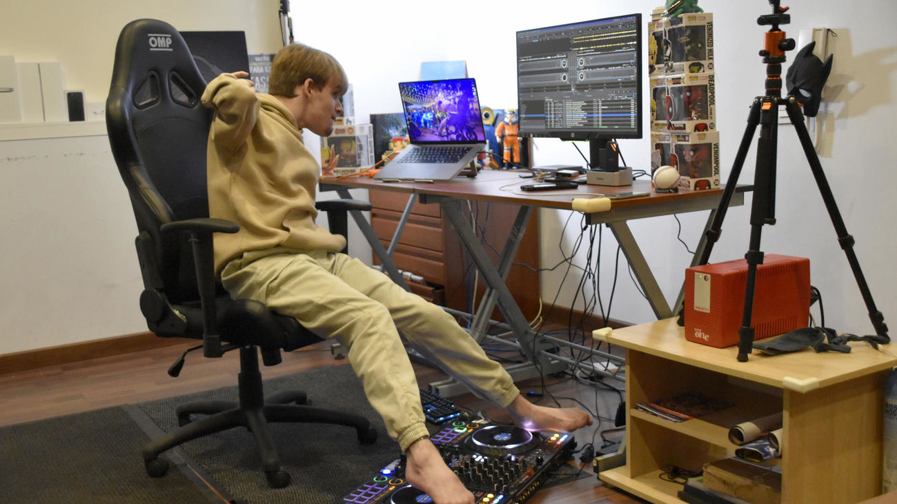 Kiko, el disyóquey que pincha con los pies