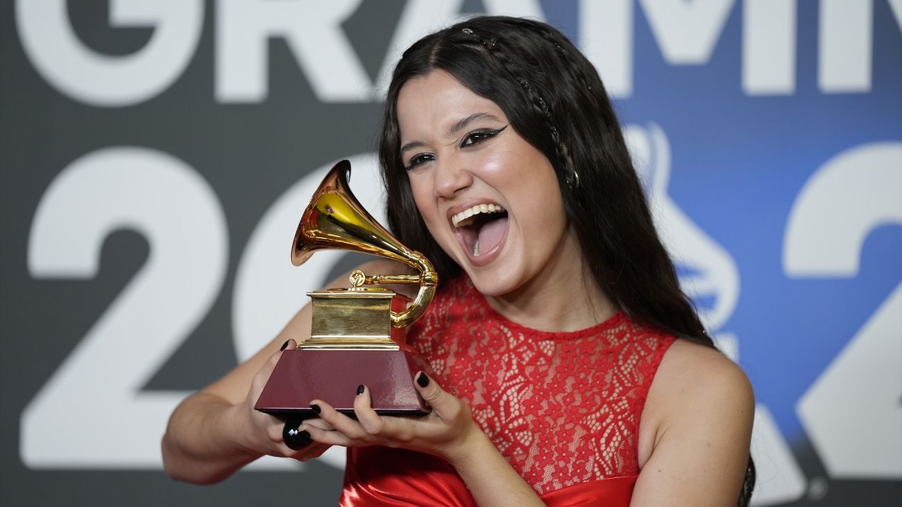 La cantante Joaquina, posa con el Grammy a mejor nuevo artista