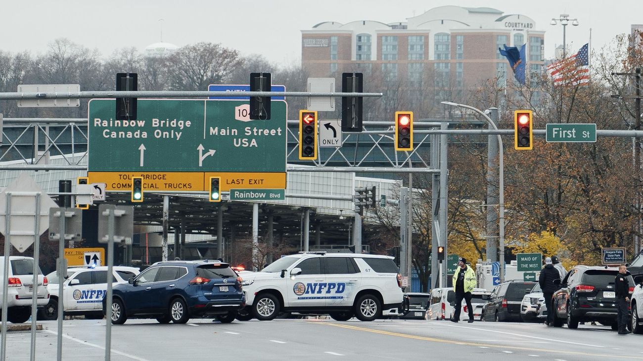 Vehículos de las Fuerzas de Seguridad de Nueva York en la carretera hacia Rainbox terrace, Canadá