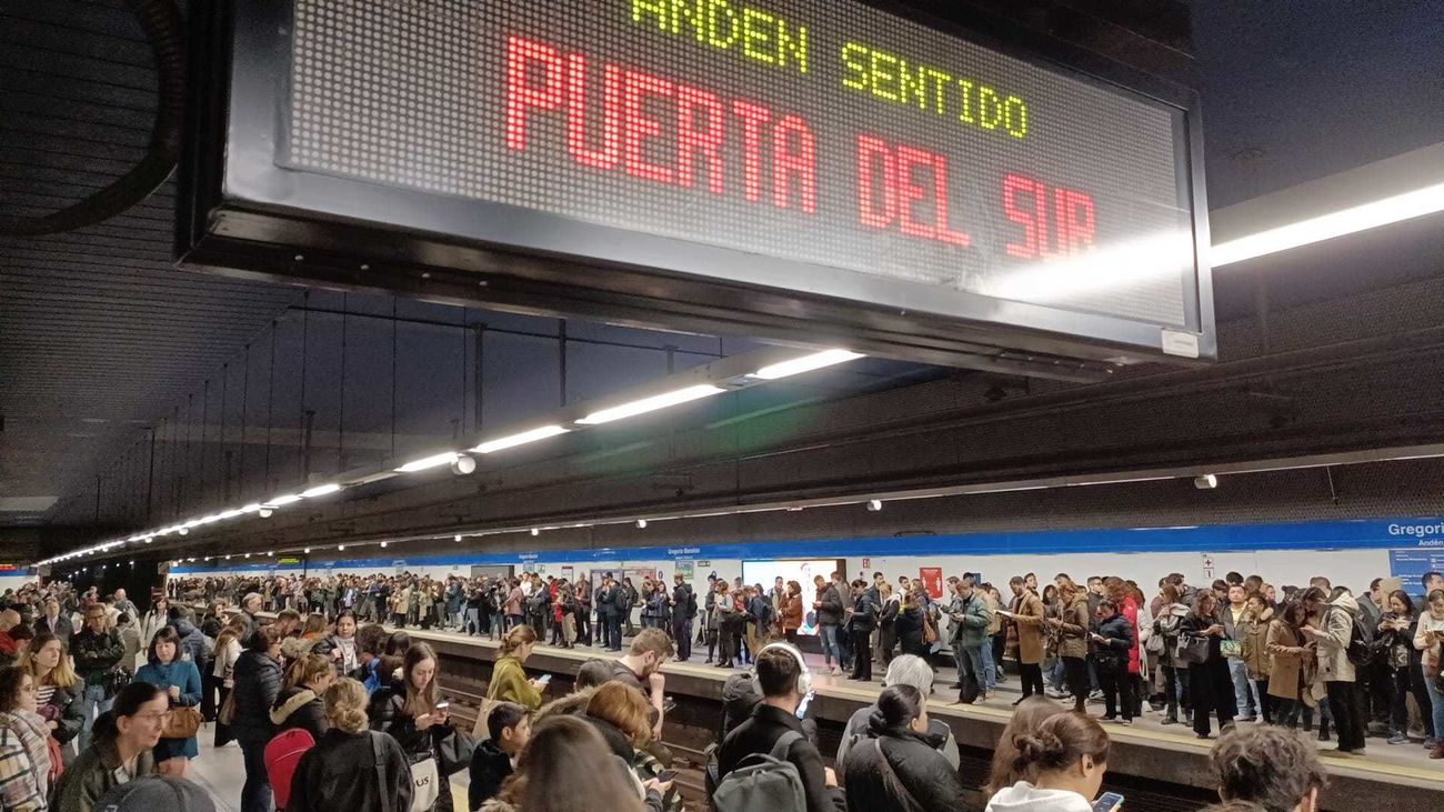 Gente en los andenes de la estación de Gregorio Marañón de la línea 10 de Metro