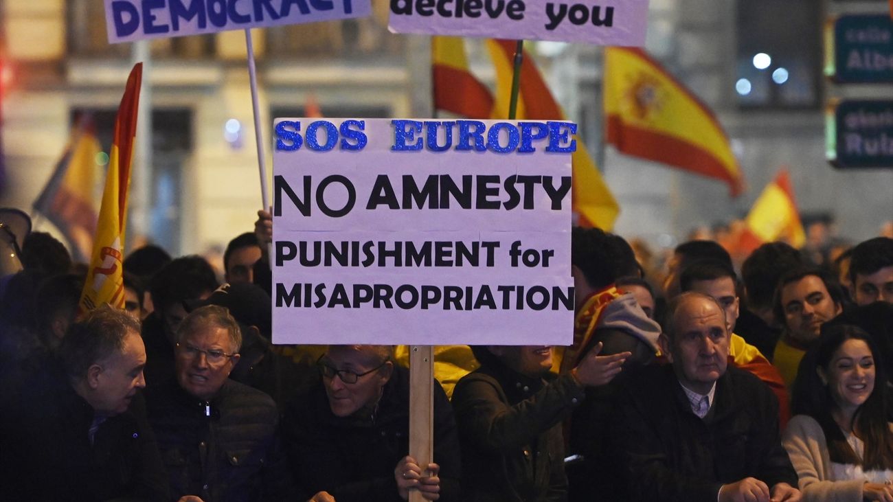 Más de 3.000 personas vuelven a protestar contra la amnistía en Ferraz