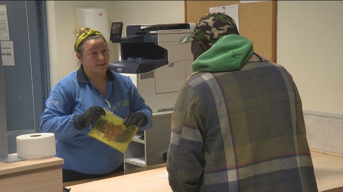 Una cama, una ducha y una comida caliente para luchar contra el frío en la capital