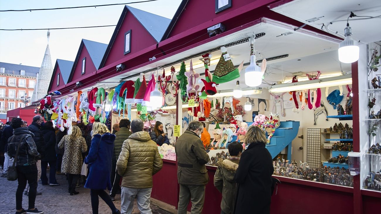 Ya se puede acceder al mítico mercadillo navideño de la Plaza Mayor