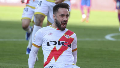 El Rayo Vallecano frena otra vez al Barcelona en Vallecas tras un empate 1-1
