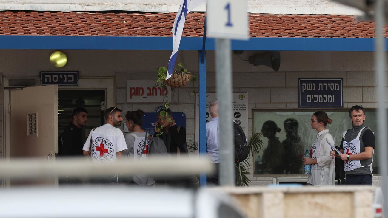 Hamás retrasa la entrega de rehenes por violaciones del acuerdo por parte de Israel