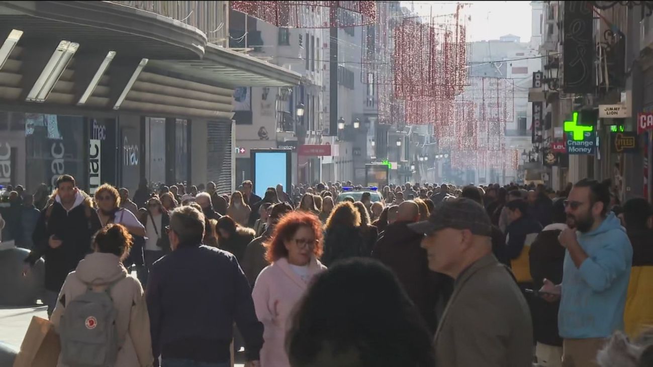 Miles de madrileños y visitantes se lanzan a disfrutar de la Navidad en Madrid
