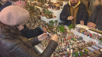 Ayuso y Feijóo, de paseo por el mercadillo de la Plaza Mayor de Madrid