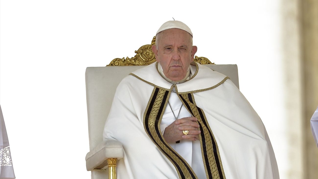 El Papa dice que padece "una inflamación pulmonar" y reza el Angelus desde su residencia