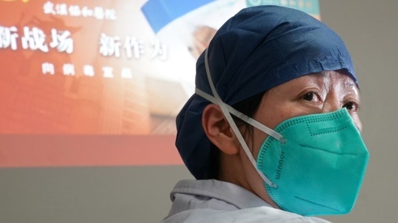 Imagen de archivo de médico respiratorio en China