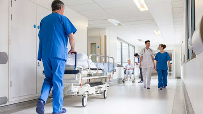 Los celadores de los hospitales madrileños, a la vanguardia en la atención a los pacientes
