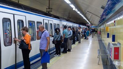 La estación de metro de Banco de España cierra ante aglomeraciones por la Cabalgata