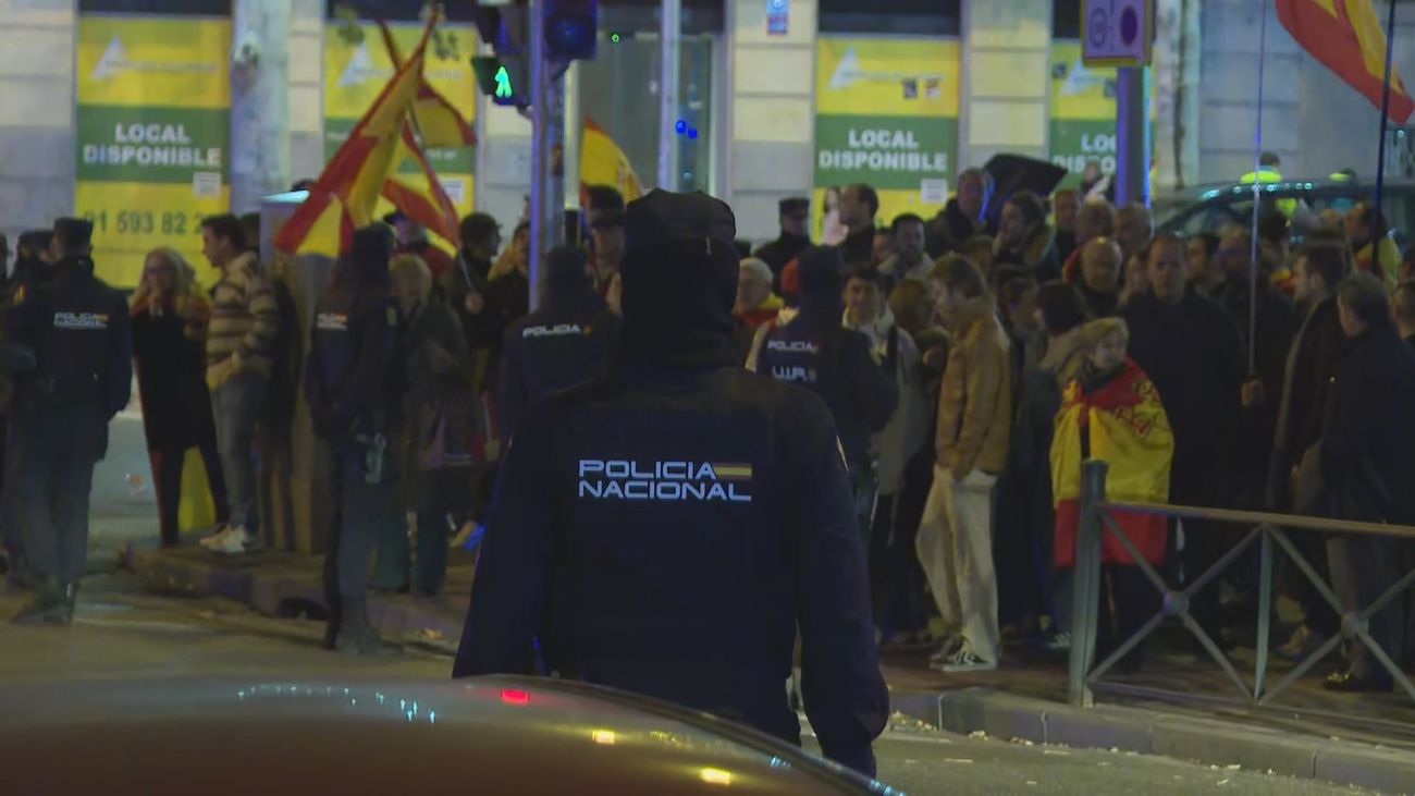 Manifestación en contra de la amnistía en Ferraz