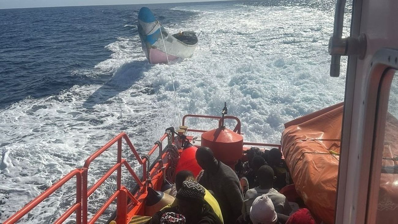 Rescate de un cayuco por Salvamento Marítimo