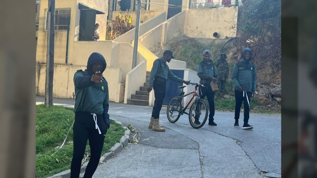 Polémica imagen: Captan a inmigrantes vestidos con ropas de la Guardia Civil en Ceuta