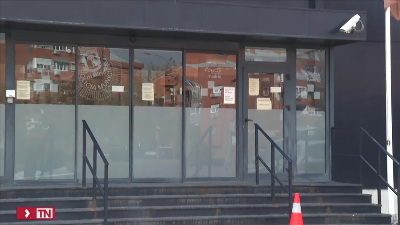 Detenido tras intentar apuñalar a varios agentes en la comisaría de Villa de Vallecas