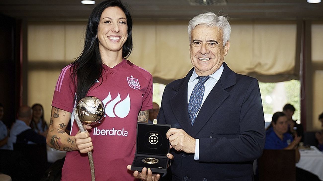 La RFEF homenajea a Jenni Hermoso y a otras once internacionales