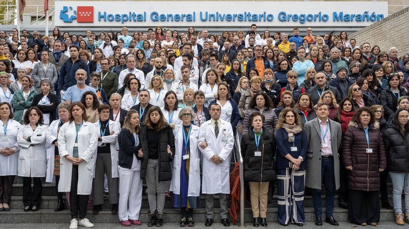 Compañeros de la mujer asesinada en Vallecas del Hospital Gregorio Marañón guardan un minuto de silencio en su honor