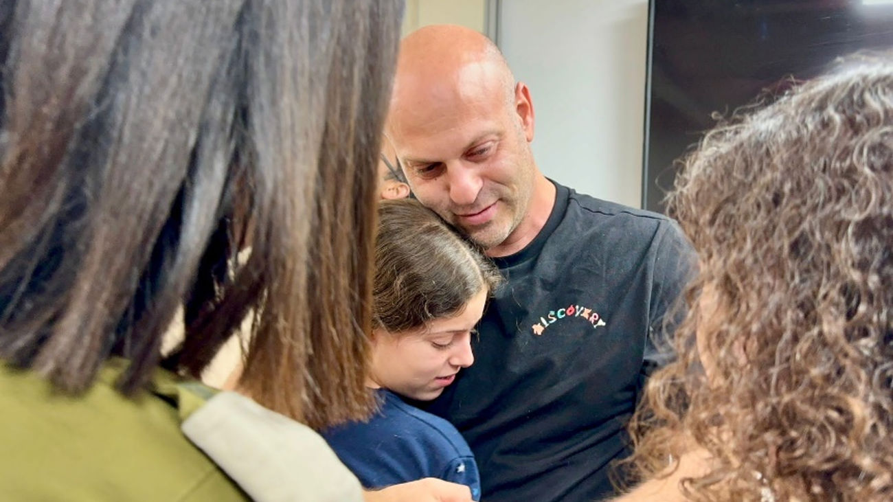 Las historias con final feliz de los rehenes israelís liberados por los terroristas de Hamás