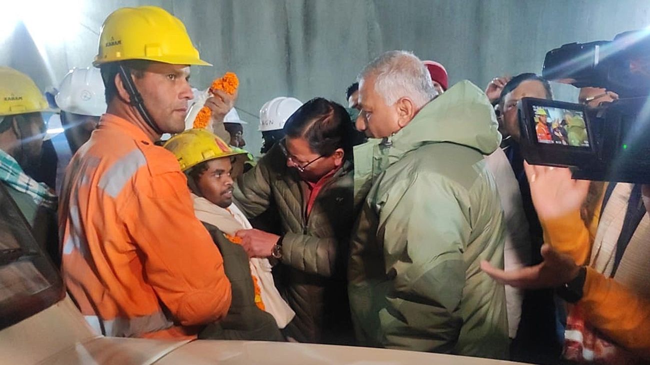 Rescatan con éxito a los 41 trabajadores atrapados por 17 días en un túnel en la India