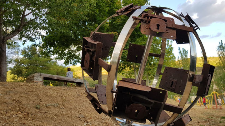 Esfera del Museo del Valle de los Sueños, en Puebla de la Sierra / SIERRA NORTE