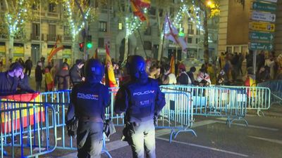 La Policía acordona la sede del PSOE en Ferraz tras concentrarse 350 manifestantes contra la amnistía