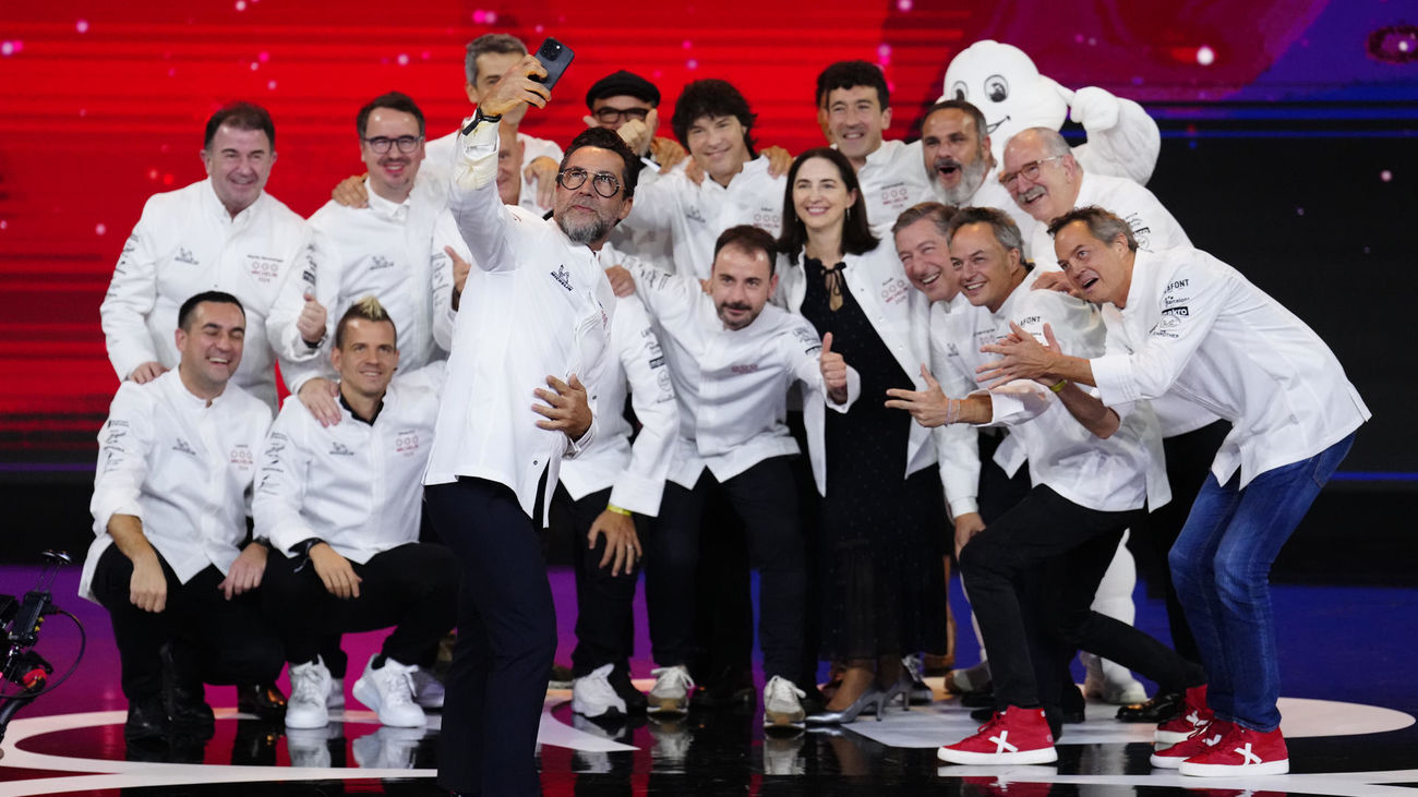 Foto de familia de los cocineros que han recibido "3 estrellas Michelín" durante la gala de las estrellas Michelin 2024
