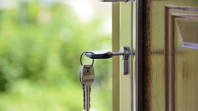 Consumo advierte a las inmobiliarias de la “ilegalidad” de cobrar comisión por la gestión a los interesados en arrendar una vivienda
