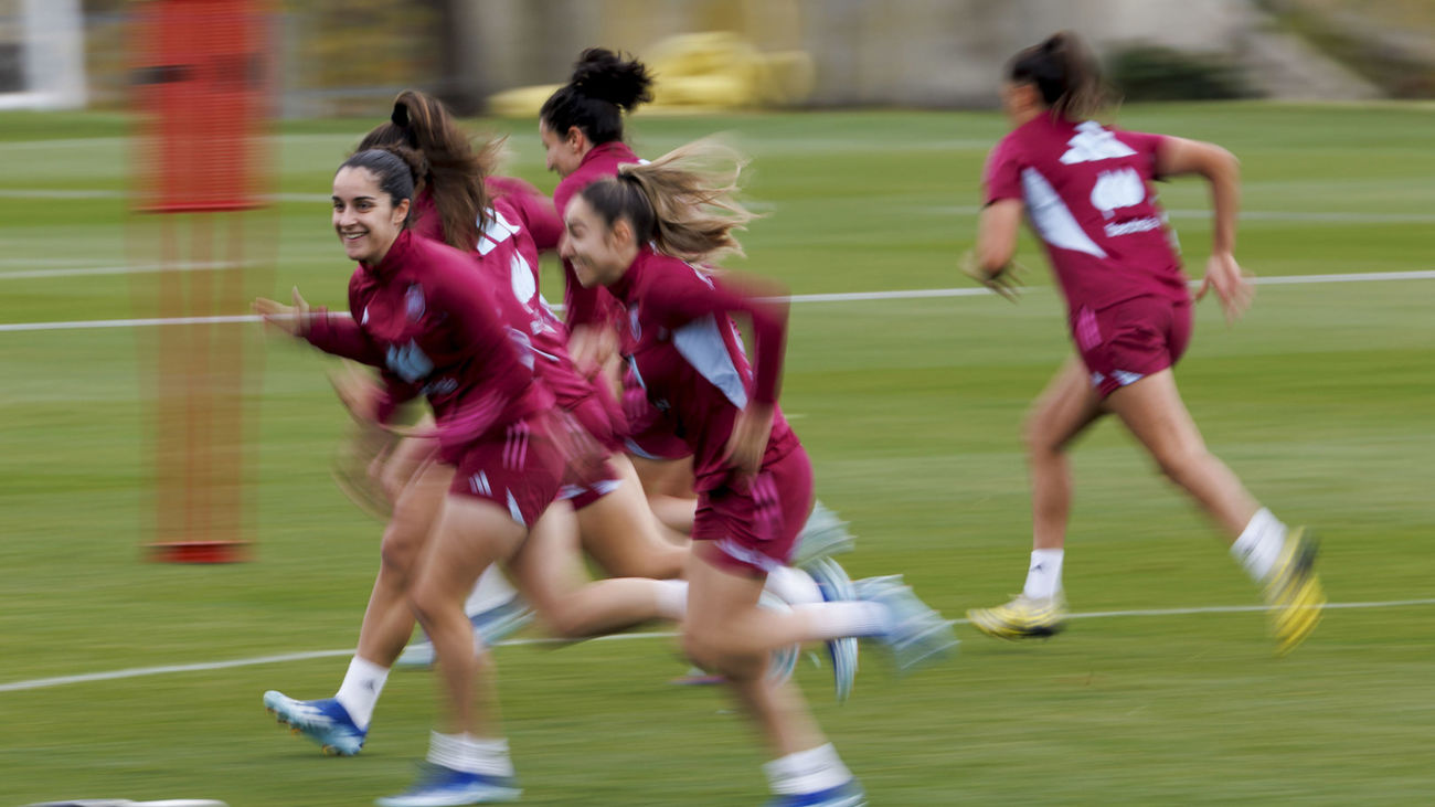 La Selección femenina se entrena al completo de cara al duelo ante Italia