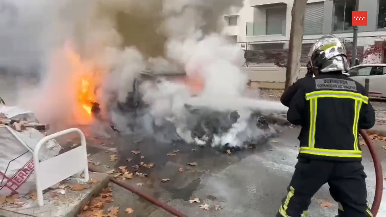Bomberos de la Comunidad sofocan el incendio de un vehículo en Boadilla