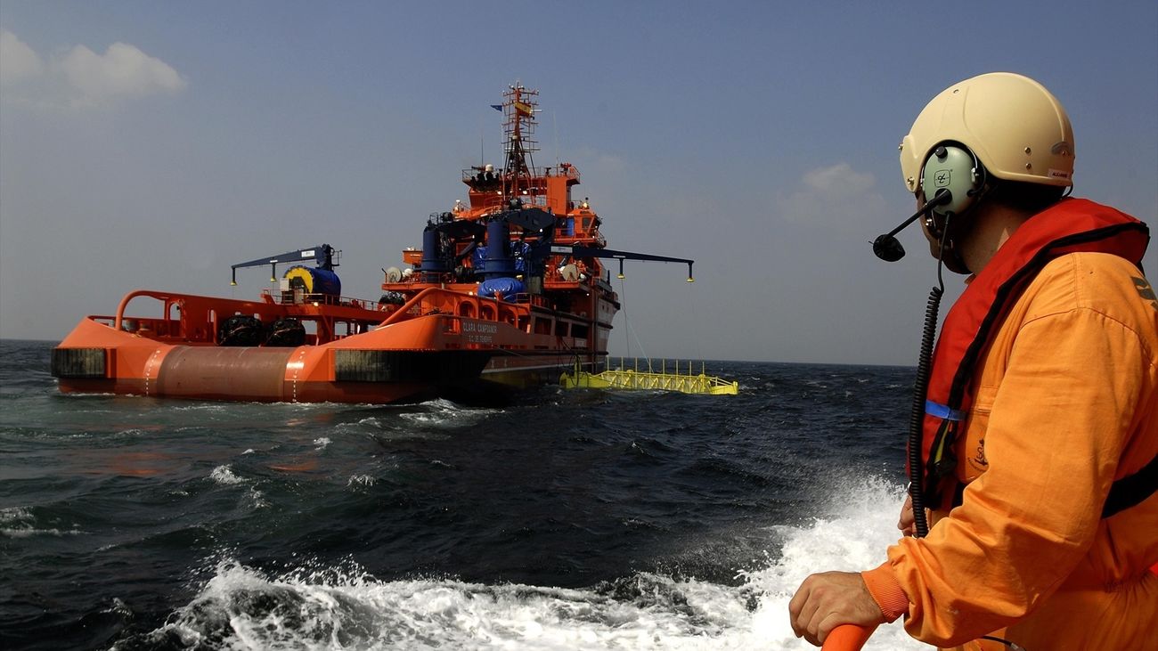 Mueren cuatro migrantes arrojados desde una embarcación en la playa de Camposoto (Cádiz)