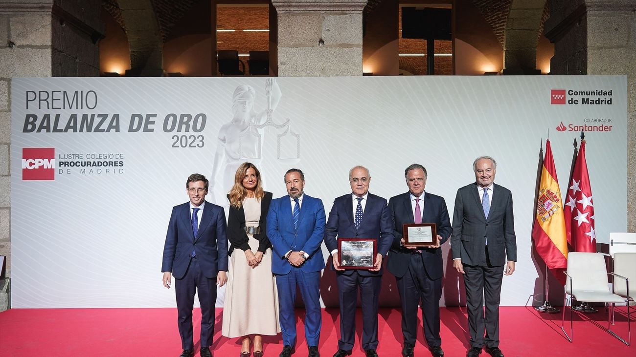 Foto familia de los premios Balanza de Oro 2023, del Ilustre Colegio de Procuradores de Madrid al magistrado Pablo Llarena Conde, y en la Mención Honorífica y a título póstumo, al ex vicepresidente del Tribunal Constitucional, Ramón Rodríguez