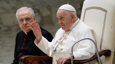 El Papa dice "que aún no está bien" y su discurso lo lee un colaborador