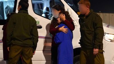 Hamás libera a 10 rehenes israelíes y cuatro tailandeses en el sexto día de tregua