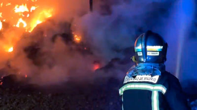 Decenas de pacas de paja arden en Fuente el Saz de Jarama